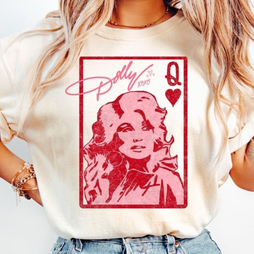 Gildan Cream Short Sleeve Tee with Pink & Red Queen Graphic